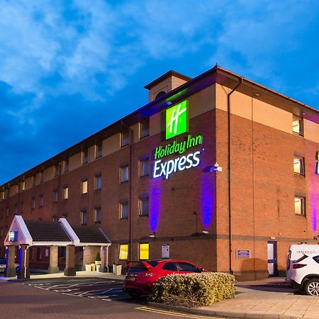 Holiday Inn Express Birmingham Oldbury By Ihg Exterior photo
