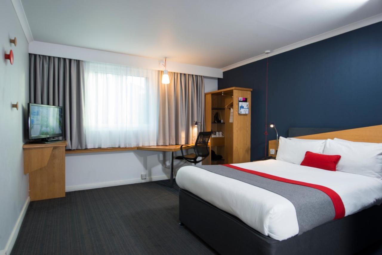 Holiday Inn Express Birmingham Oldbury By Ihg Exterior photo