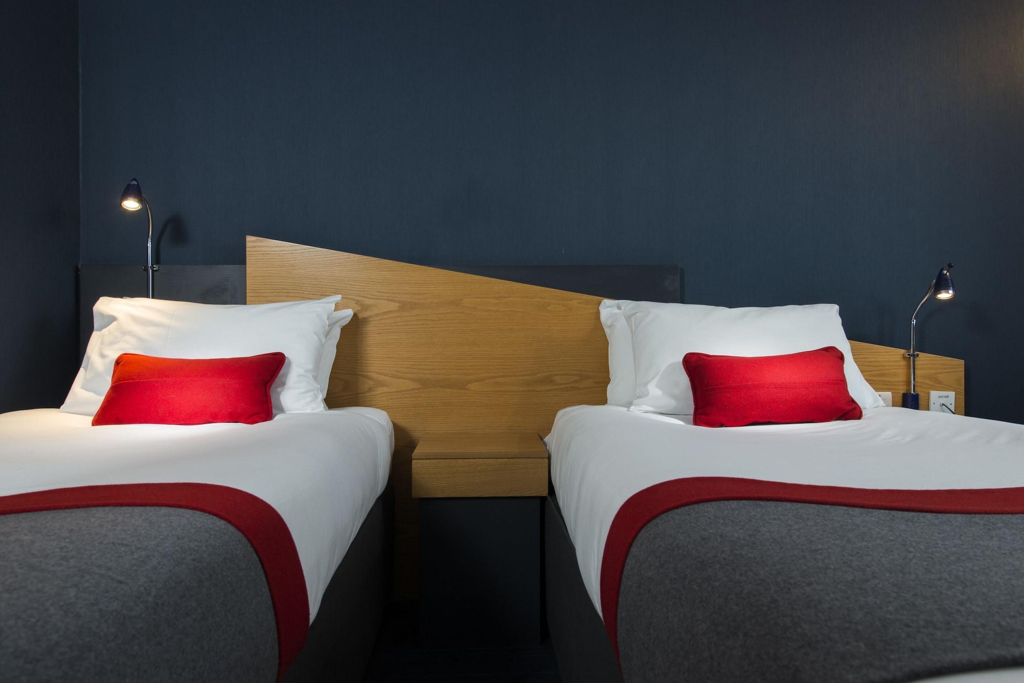 Holiday Inn Express Birmingham Oldbury By Ihg Exterior photo