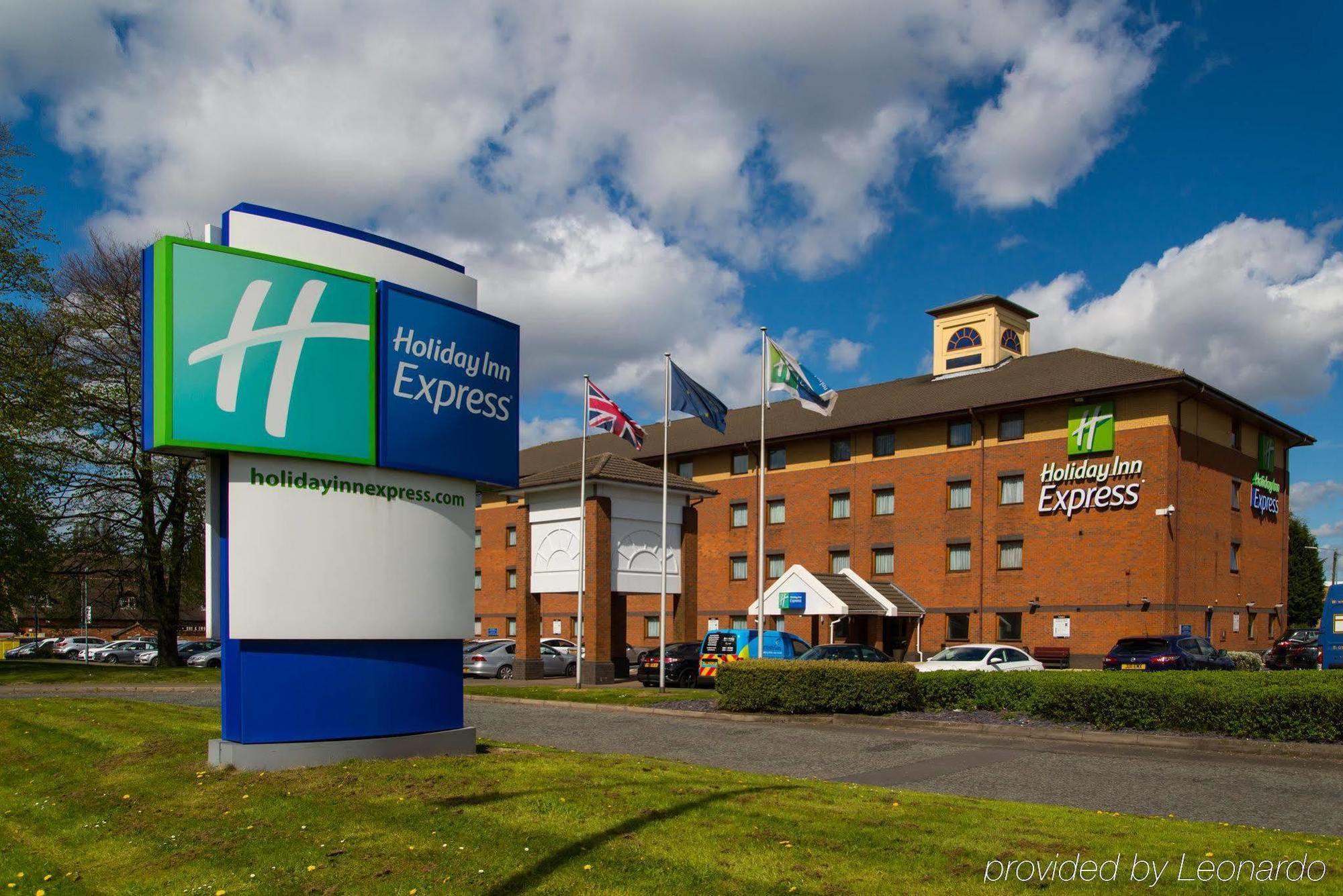 Holiday Inn Express Birmingham Oldbury By Ihg Exterior photo