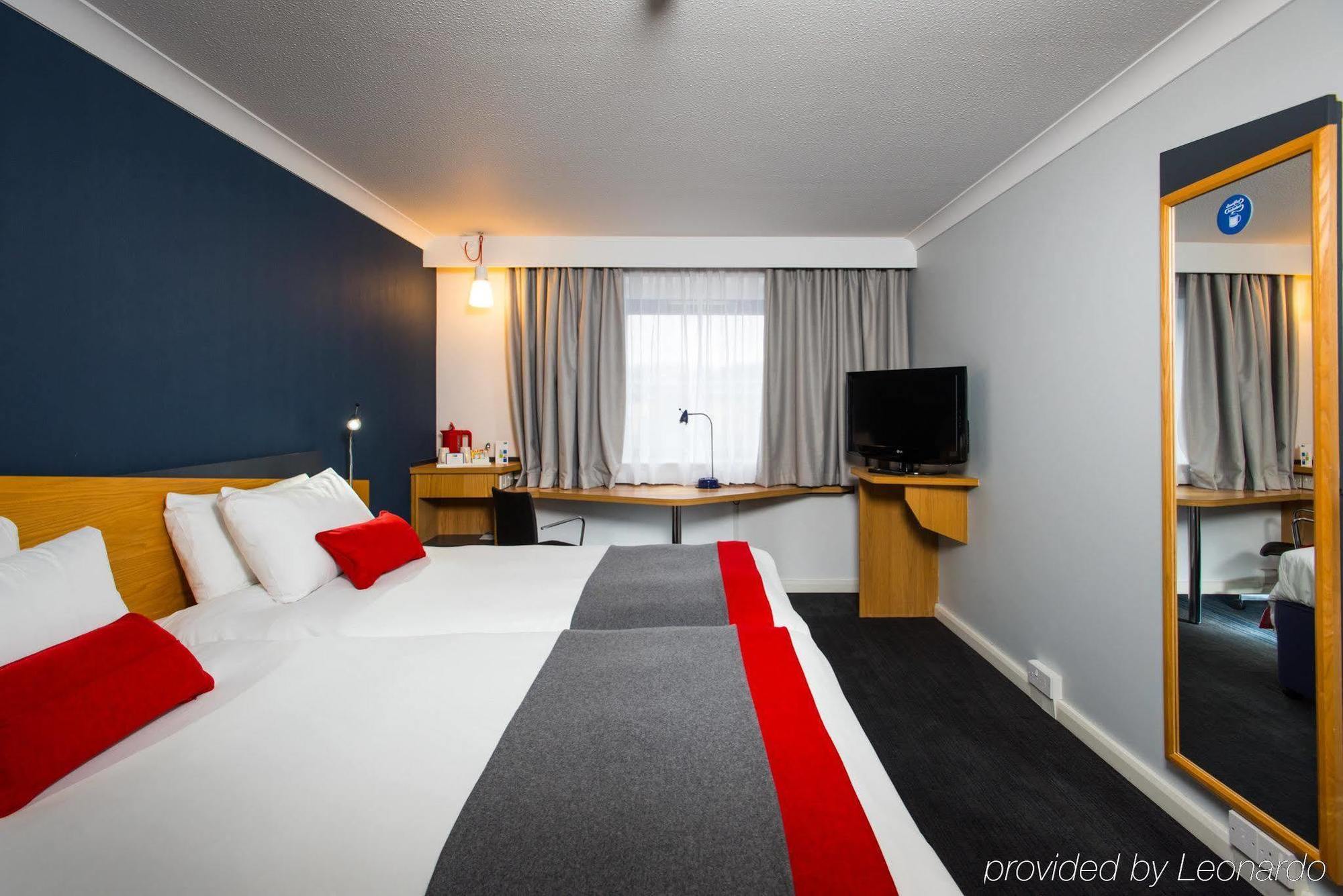 Holiday Inn Express Birmingham Oldbury By Ihg Exterior photo