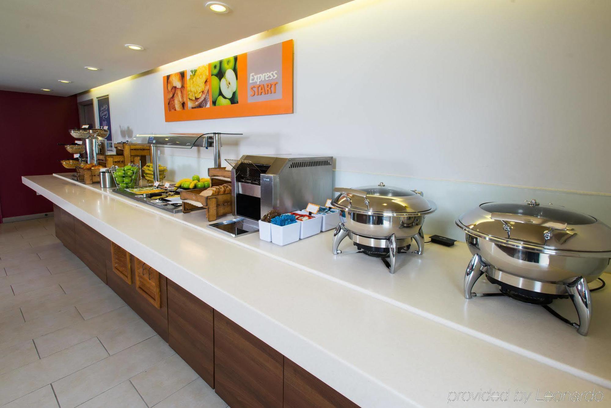 Holiday Inn Express Birmingham Oldbury By Ihg Exterior photo