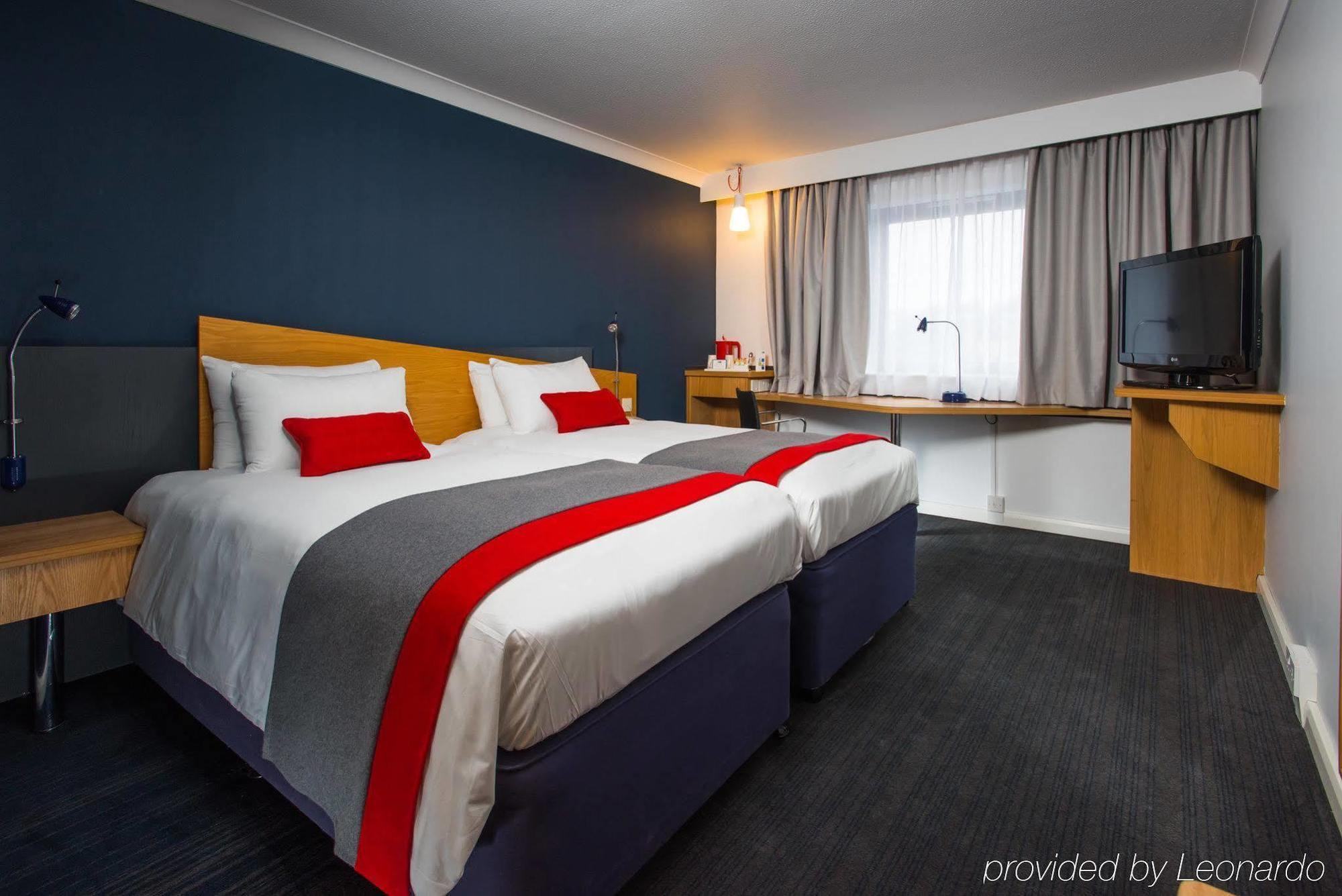 Holiday Inn Express Birmingham Oldbury By Ihg Exterior photo