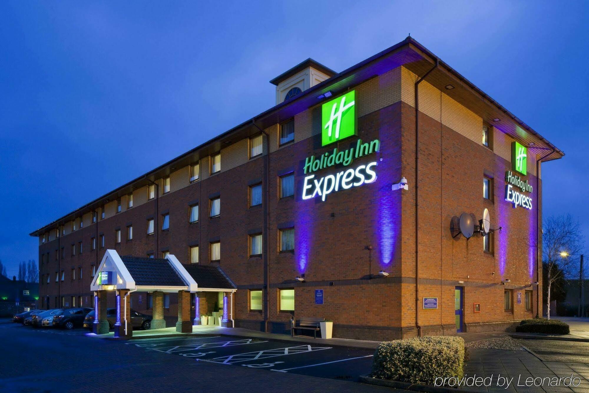 Holiday Inn Express Birmingham Oldbury By Ihg Exterior photo